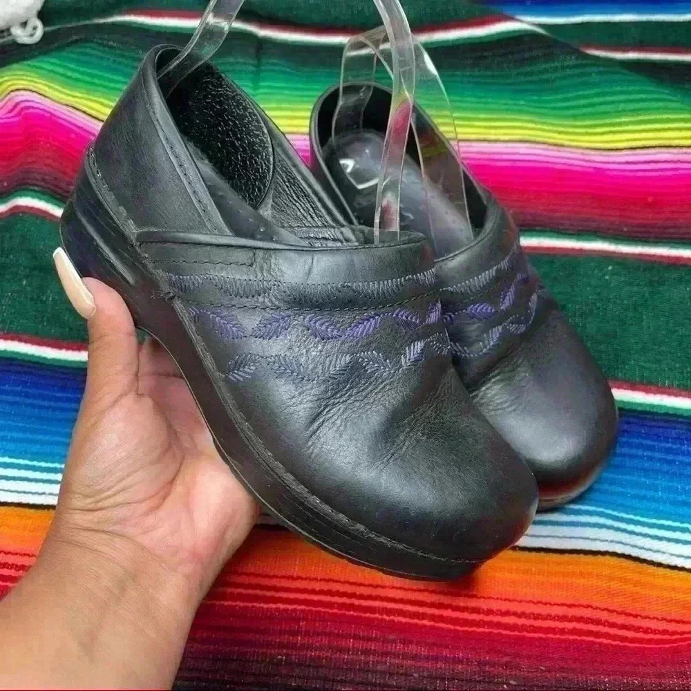 Dansko Womens Black/Purple Feather Clogs Womens 36